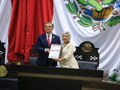 Entrega gobernador Medalla al Mérito "Luis García de Arellano" a Cecilia Imelda Lugo Cruz