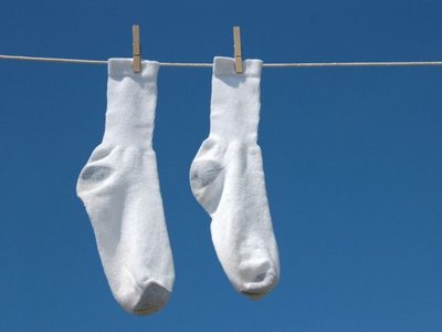 Que tus medias vuelvan a ser blancas: el truco de limpieza que las va a dejar como nuevas