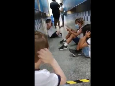 Con sana distancia por covid-19, estudiantes se resguardan durante un tiroteo en Brasil