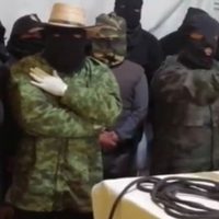 Encapuchados amenazan en Puebla con descuartizar y mandar al infierno a "mapaches"