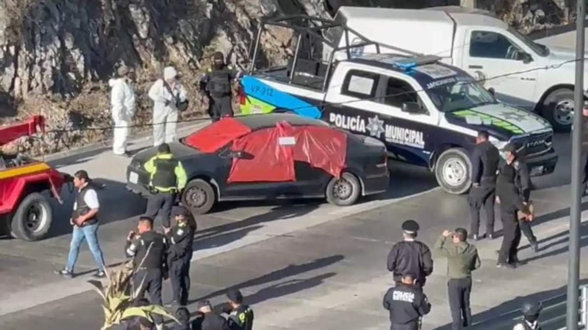 Vehículo con restos humanos hallados en Periférico Ecológico de Puebla