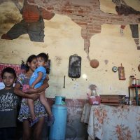 Niña reclama a Peña: "si tu Casa Blanca vendieras, Juchitán se reconstruyera"