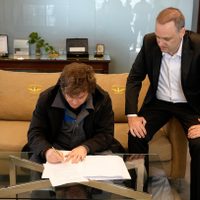 Con el mameluco de YPF, Milei firmó el proyecto de reforma laboral