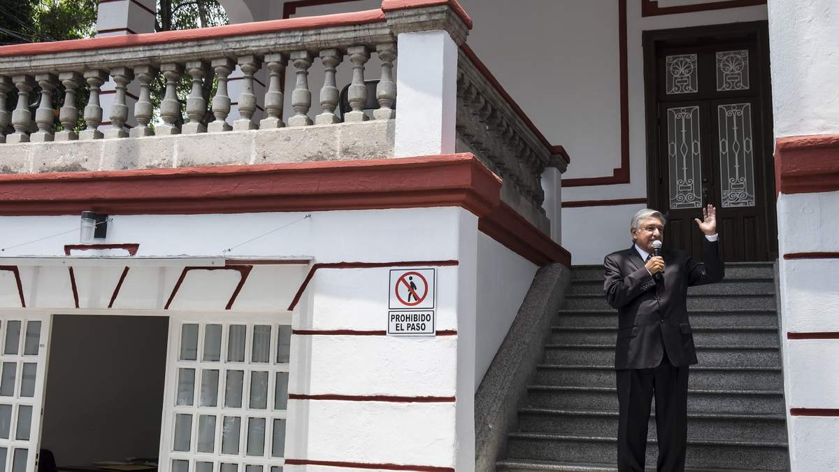 AMLO  en 2018, en la casona de Chihuahua que fue llamada "casa de transición"