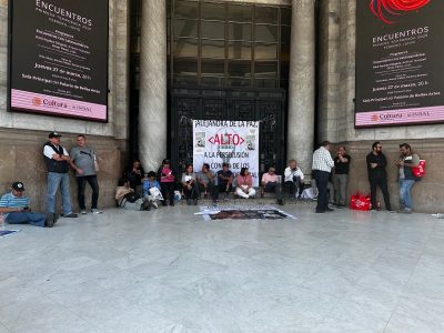 Trabajadores sindicalizados mantienen protesta en las puertas del Palacio de Bellas Artes