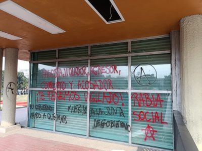 Un grupo de encapuchados vandaliza la Rectoría de la UNAM un día después de la elección de Lomelí