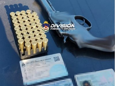 Lo detuvieron en un control policial y le encontraron un arma