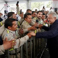 AMLO ofrece aumento salarial a trabajadores de CFE tras posibilitar Bancos de Bienestar e internet