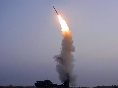 Norcorea dispara misil balístico hacia el mar, dice Surcorea