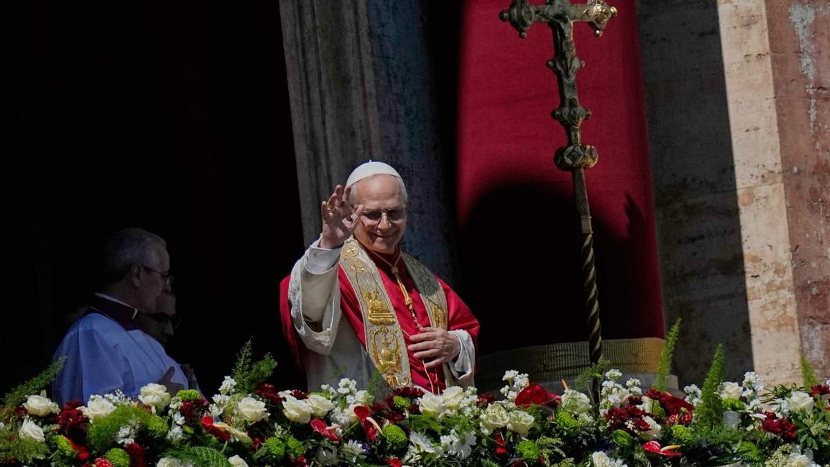 El papa León XIV se dirige a los fieles tras ofrecer la bendición Urbi et Orbi ("a la ciudad y al mundo" en latín) desde la logia central de la basílica de San Pedro al final de la misa de Pascua en la plaza de San Pedro del Vaticano