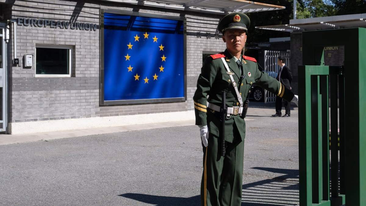 Un policía paramilitar chino monta guardia ante la delegación de la Unión Europea ante China en Beijing, China