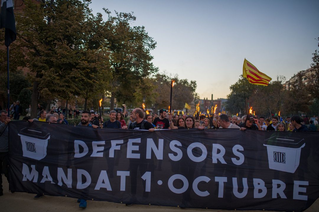 EuropaPress_4718824_decenas_personas_llegan_frente_parlament_antorchas_pancarta_defensors