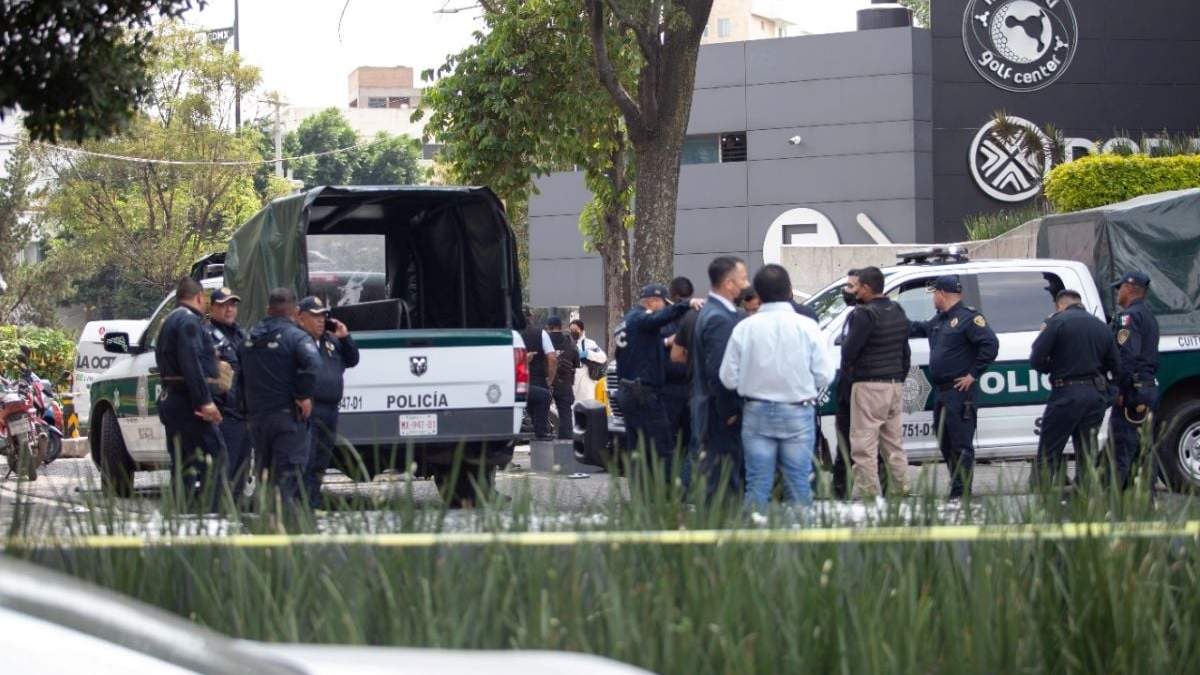 Movilización policiaca afuera de Plaza Metópoli Patriotismo