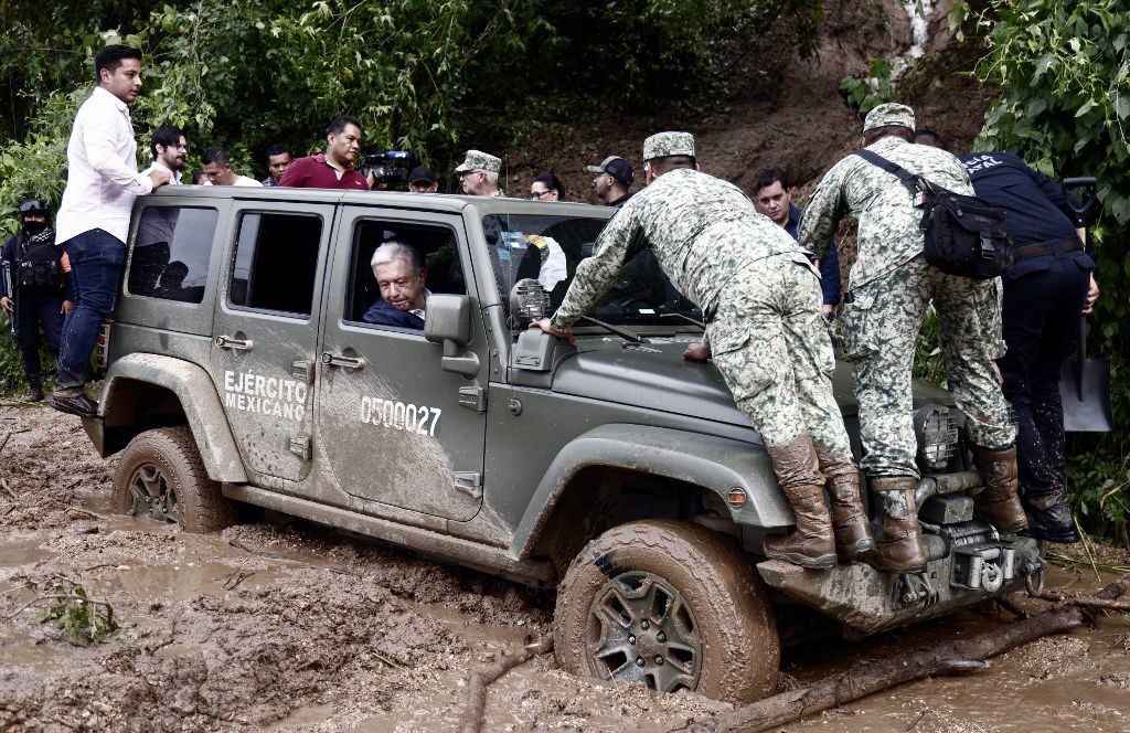 953286_AMLO Jeep Atascado_impreso