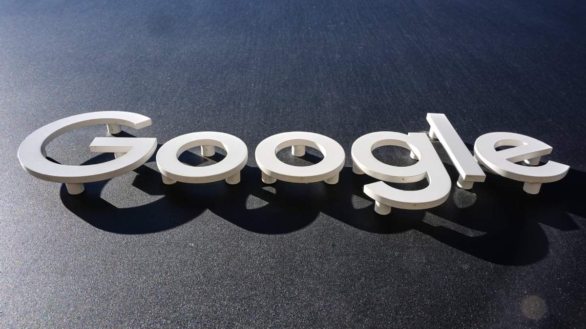 El logo de Google se ve en un edificio en Nueva York, el 2 de octubre de 2025