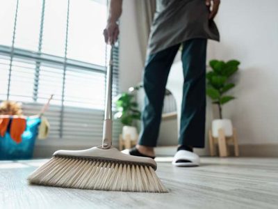En pocos pasos, así tenés que lavar tu escoba para que quede como nueva y limpie tu casa mucho mejor