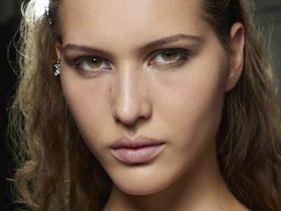 Si tenés los párpados caídos, probá este fácil truco de maquillaje para rejuvenecer tu mirada en minutos