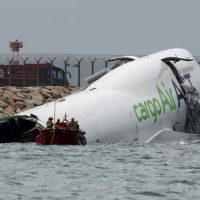 Un avión se despistó en el aterrizaje, cayó al mar y murieron dos personas