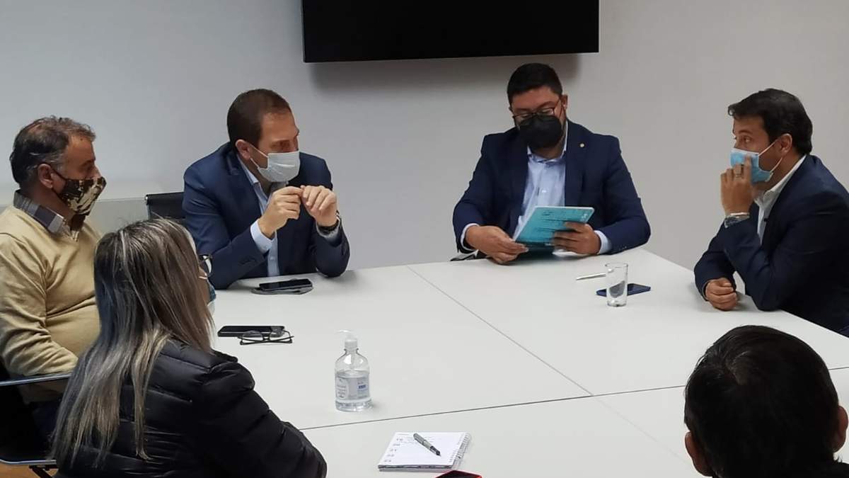 Reunión para concretar los hospitales modulares en Neuquén. Fuente: (Twitter)