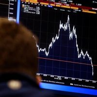 El Riesgo País cayó debajo de los 700 puntos y subieron las acciones argentinas