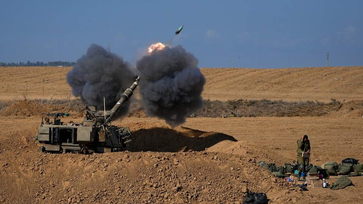 Una unidad de artillería móvil israelí dispara un proyectil desde el sur de Israel hacia la Franja de Gaza