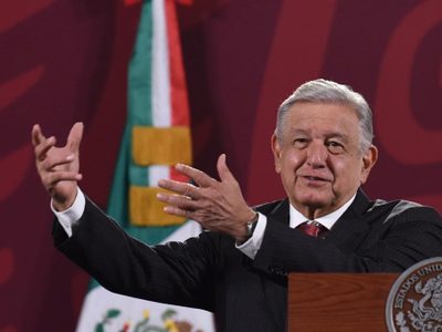 Intención de la oposición de apelar "Plan B" de reforma electoral es "pura politiquería": AMLO