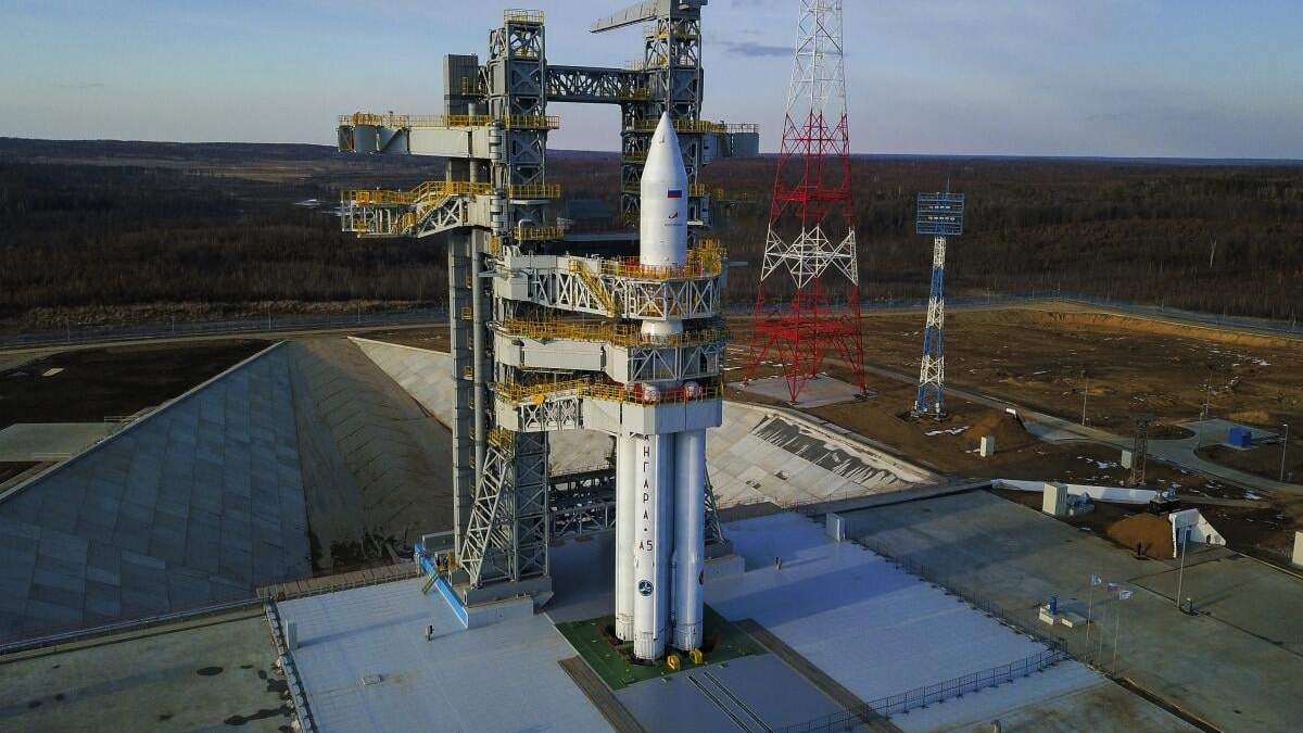 En esta imagen, distribuida por la agencia espacial rusa, Roscosmos, el 8 de abril de 2024, un cohete Angara-A5 visto durante los preparativos para su lanzamiento en el centro de lanzamiento de Vostochny, a las afueras de la ciudad de Tsiolkovsky, a unos 200 kms de la ciudad de Blagoveshchensk, en la región de Amur, en el extremo oriental de Rusia