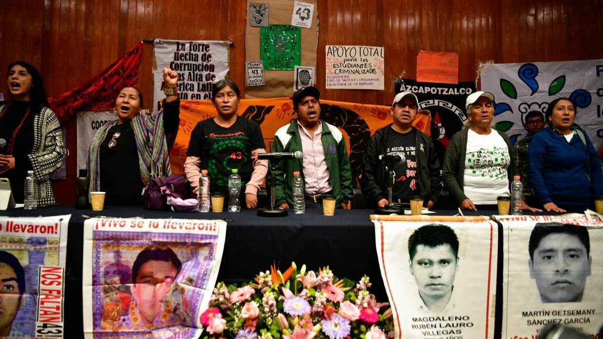 Rueda de prensa de padres y madres de normalistas en la UNAM