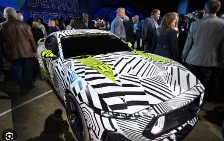 Ford muestra algunos de sus vehículos, incluido el Mustang RTR, antes del inicio del Salón del Automóvil de Detroit