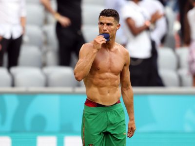 “Fuera del dormitorio”: excompañero de Cristiano Ronaldo reveló el curioso método del astro para dormir