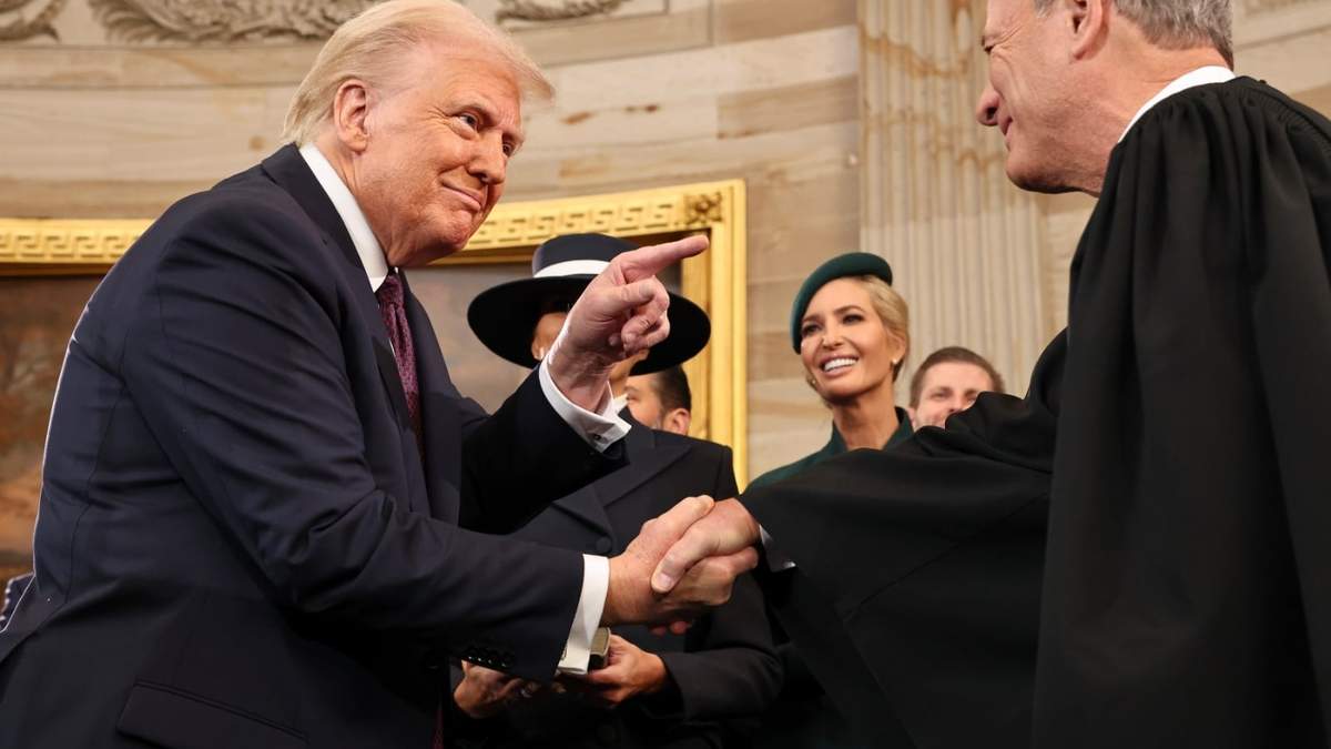 El presidente estadounidense Donald Trump saluda al presidente de la Corte Suprema John Roberts tras ser juramentado en Washington el 20 de enero del 2025