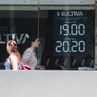 El peso, en caída libre; dólar se vende hasta en $20.95
