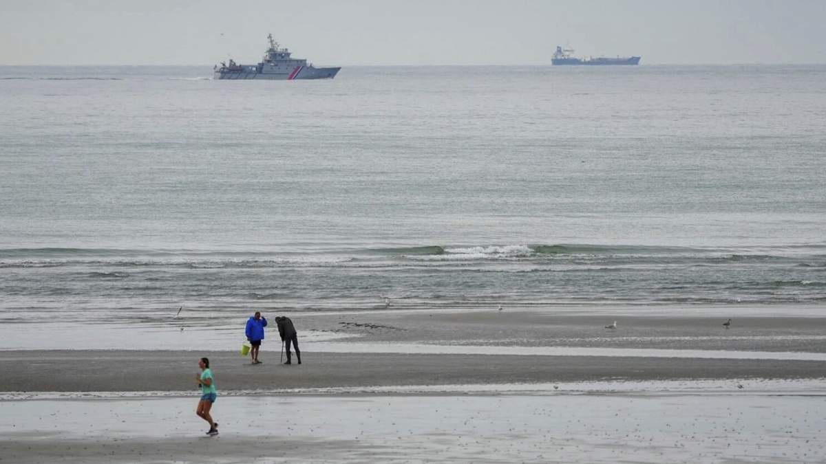 Un barco de la Gendarmería Nacional francesa patrulla ante la playa de Wimereux, Francia,