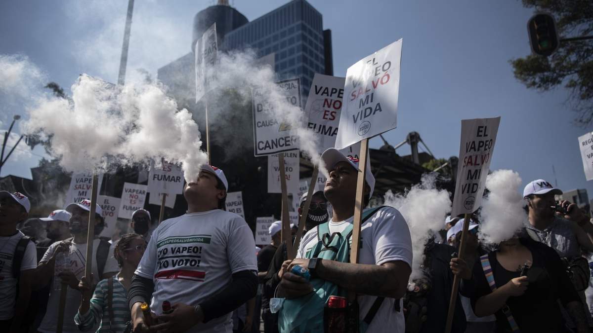 En 2022 integrantes y usuarios de la organización Vaperos Unidos de México se manifestaron frente a las instalaciones de la Cofepris para exigir a las autoridades sean respetados sus derechos y por una regulación justa