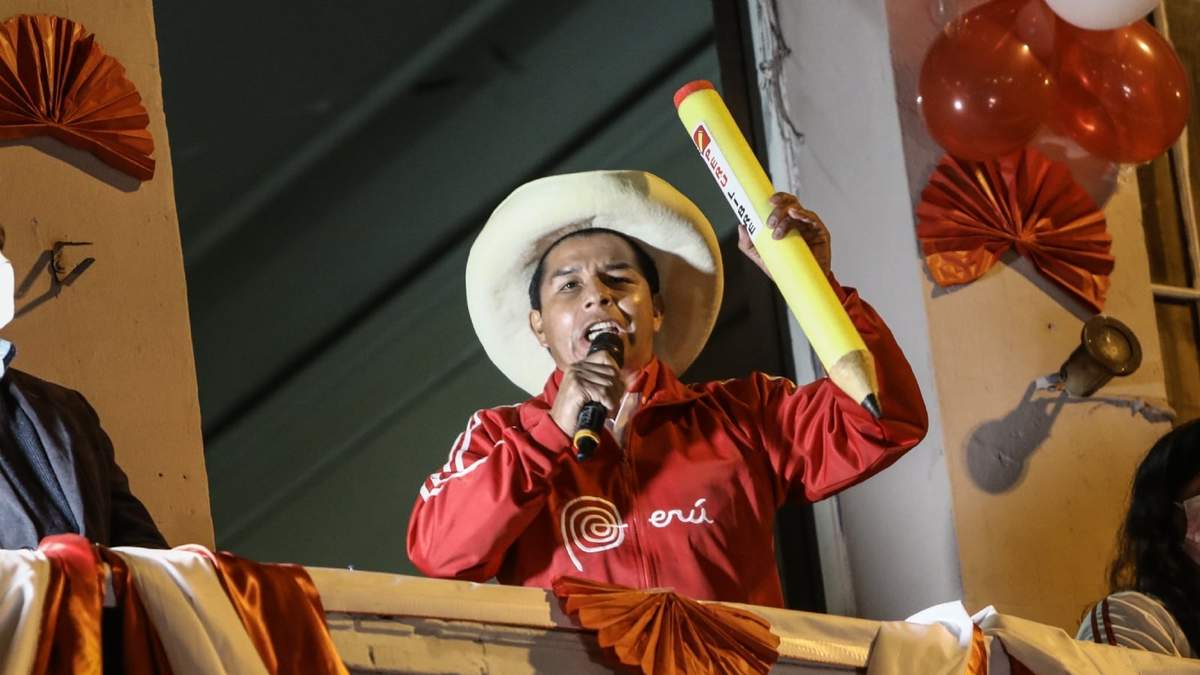 Pedro Castillo, ganador de la elecciones presidenciales del Perú, desde la sede de su partido. Fuente: (Twitter)