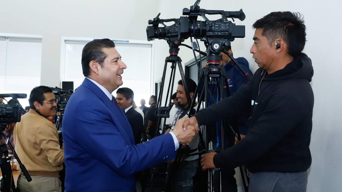El gobernador saludó a representantes de los medios en la conferencia del lunes