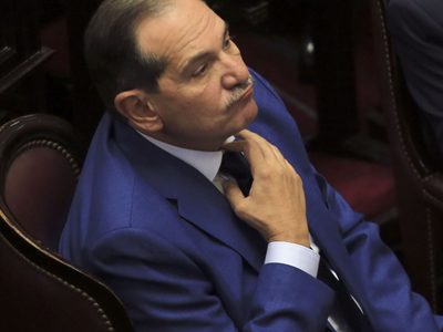 ¿Tiembla Alperovich? Se filtraron los chats que empeorarían la situación del senador