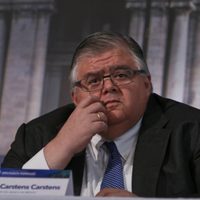 Carstens vuelve a México y calla en medio de cuestionamientos a Banxico y acusaciones de narcolavado