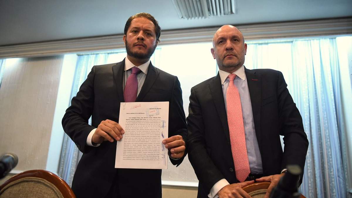 Los abogados Robledo y González