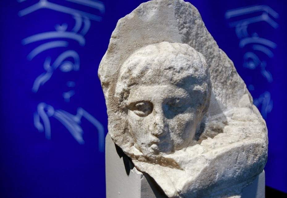 La cabeza de mármol de un joven, un pequeño fragmento de la decoración escultórica creada hace 2.500 años para el Partenón, en la antigua Acrópolis, se ve durante una presentación a los medios del nuevo Museo de la Acrópolis en Atenas, el 5 de noviembre de 2008. El Vaticano y Grecia completaron el martes un acuerdo para la devolución de tres fragmentos de esculturas del Partenón que llevan dos siglos en la colección de los Museos del Vaticano, un nuevo caso en el que un museo occidental cede a las demandas de restitución