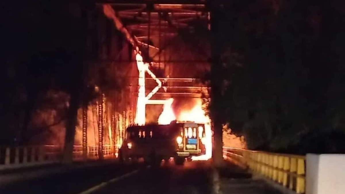 Un camión incendiado en el puente Corcovado