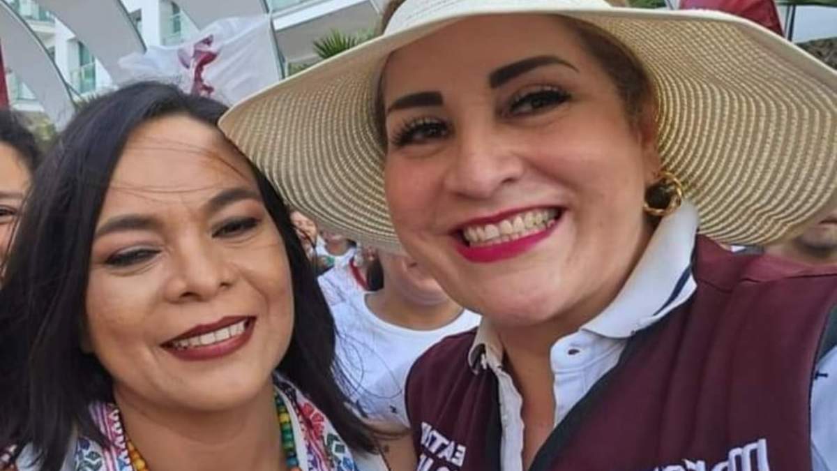 De sombrero, la edil de Tixtla, Esmeralda Garzón, se toma una foto con la senadora electa Beatriz Mojica de Morena