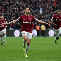 Con doblete del "Chicharito", el West Ham se impone 4-3 frente al Huddersfield Town