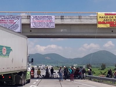 Cumple 12 horas el bloqueo de ejidatarios en el Arco Norte; exigen el pago por sus tierras
