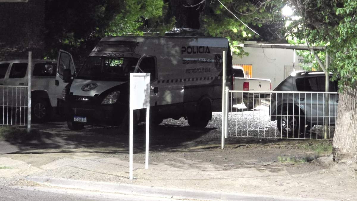 Divisiones especiales de la policía aguardan a la salida de la comisaría. Fuente: (WhatsApp)