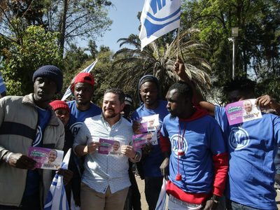 Atiza líder de Morena en CDMX críticas a Santiago Taboada por migrantes hatianos en mitin de campaña