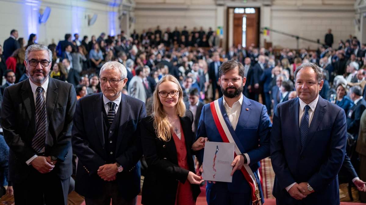 El presidente chileno con el nuevo documento