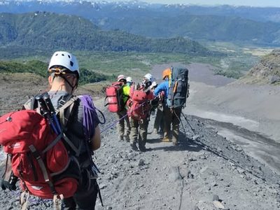 Rescataron a un montañista fracturado en el volcán Lanín