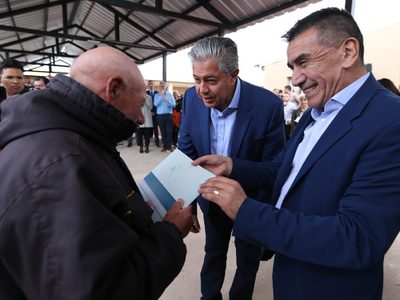 Figueroa y Rioseco inauguraron 32 viviendas para adultos mayores en Cutral Co