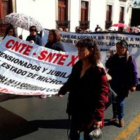 Sector educativo paraliza calles de Morelia y Lázaro Cárdenas en demanda de adeudos